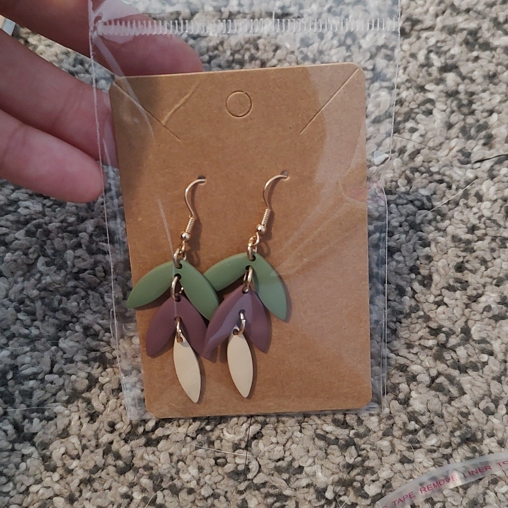 NWT Women Dangling Earrings